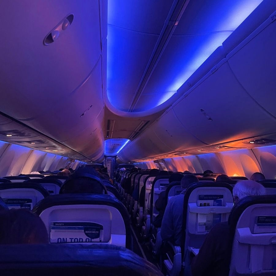 La ciencia detrás de los vuelos largos y cómo las aerolíneas nos "hackean”